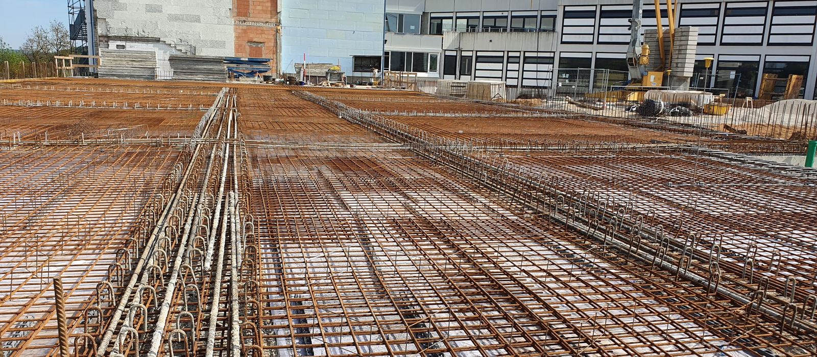 Bewehrung einer Bodenplatte auf einer Baustelle von Frankenflechter